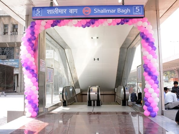 floor in shalimar bagh for sale