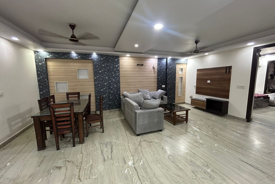 Floor for rent in Mansarover Garden