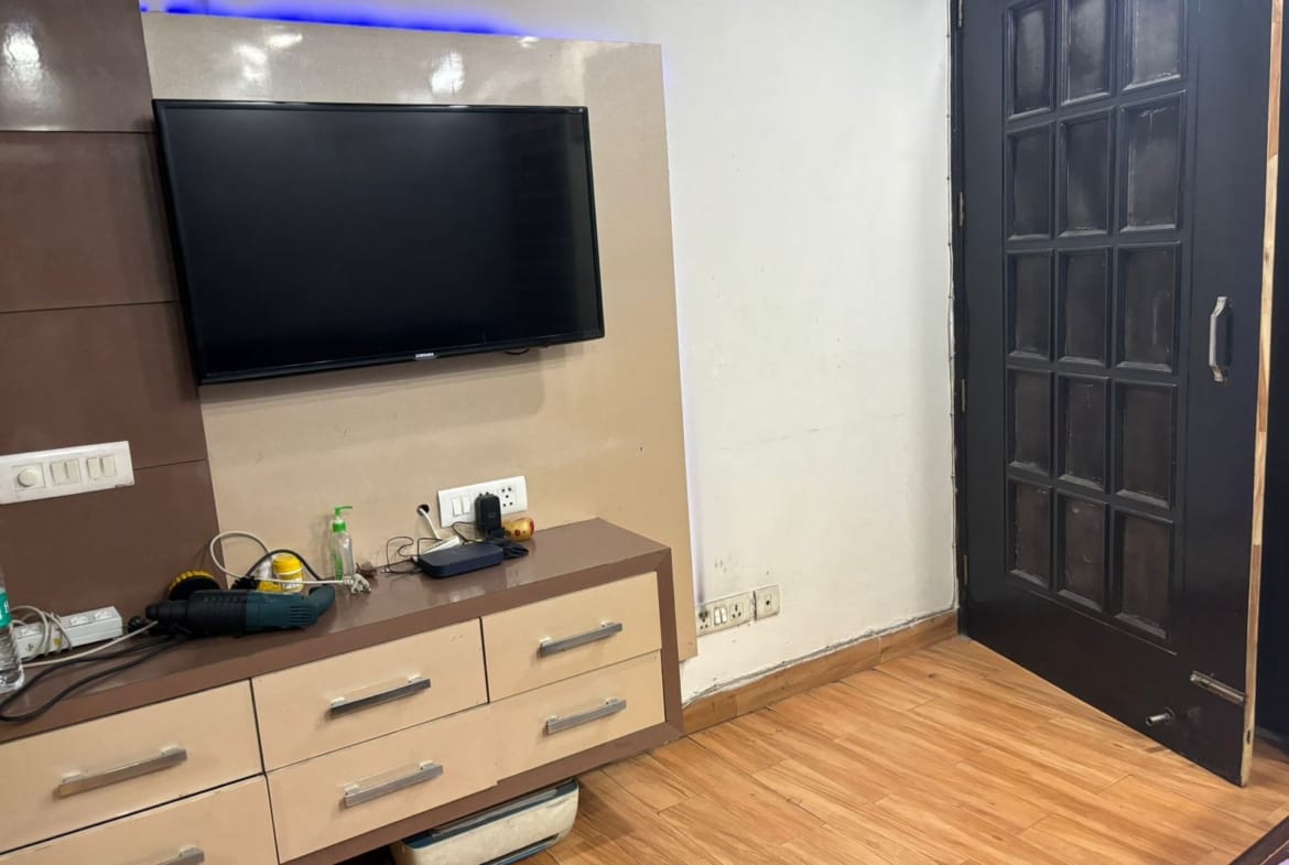 Floor for sale in Kirti Nagar