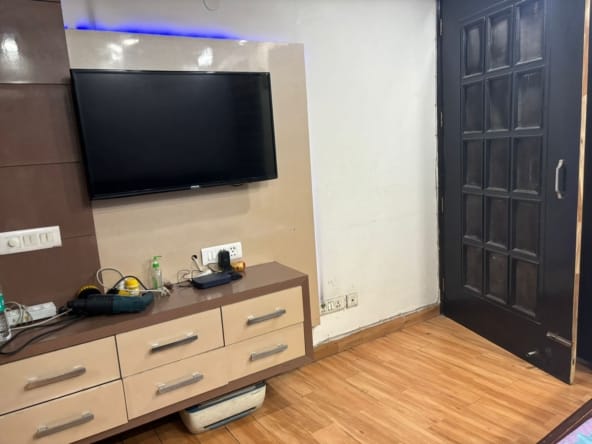 Floor for sale in Kirti Nagar