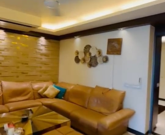 Floor for sale in Kirti Nagar