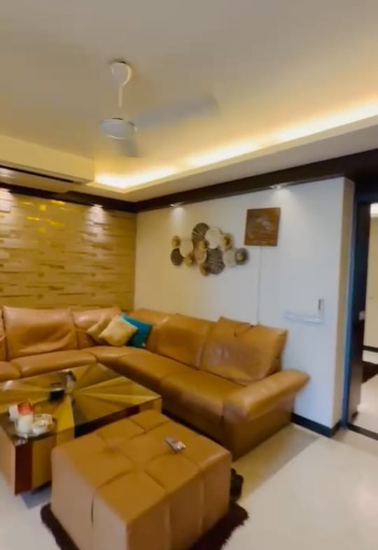 Floor for sale in Kirti Nagar