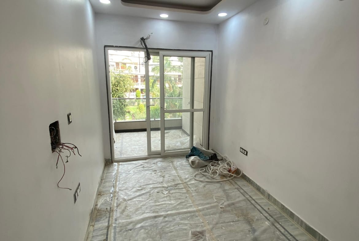 Floor in Pitampura for sale