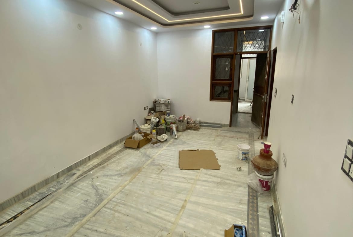 Floor in Pitampura for sale