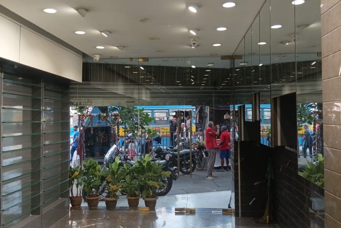 Showroom on Rent at Park Street