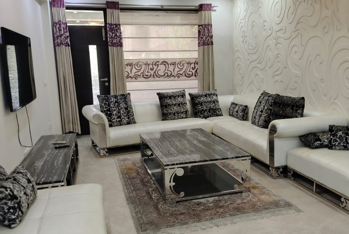 Flat in Pitampura for sale
